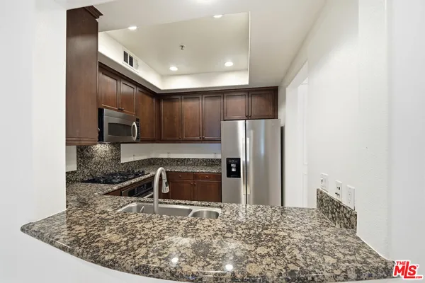 $760,000 | 128 North Oak Knoll Avenue, Unit 202, Pasadena, CA 91101