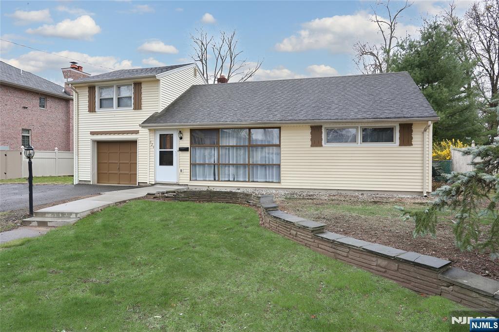 324 Edstan Way Paramus, NJ 07652 - Photo 2 of 35