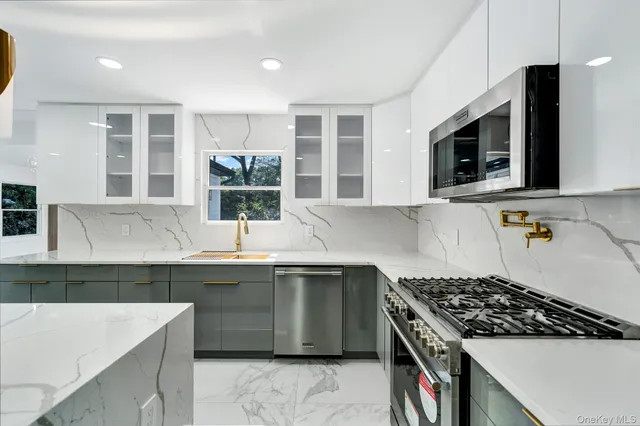 $999,999 | 63 Oak Avenue, Huntington Station, NY 11746