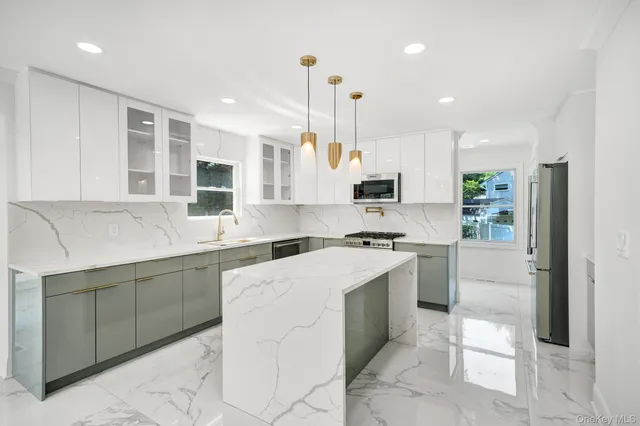 $999,999 | 63 Oak Avenue, Huntington Station, NY 11746