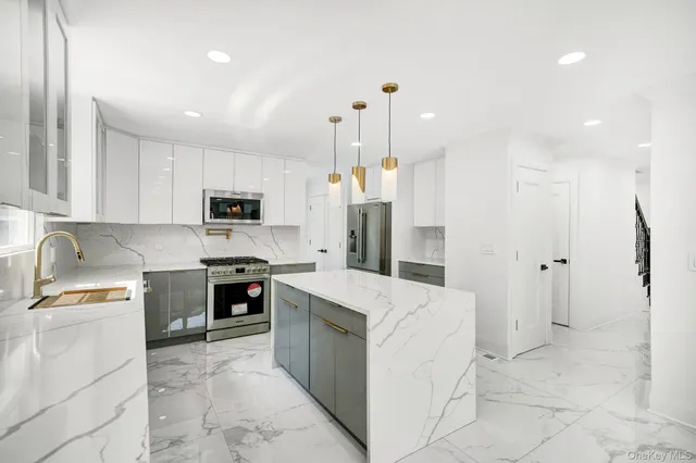 $999,999 | 63 Oak Avenue, Huntington Station, NY 11746