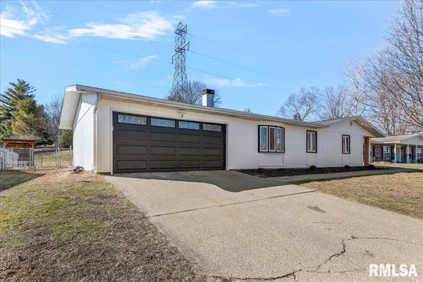 $239,900 | 11 Birch Lake Drive, Sherman, IL 62684