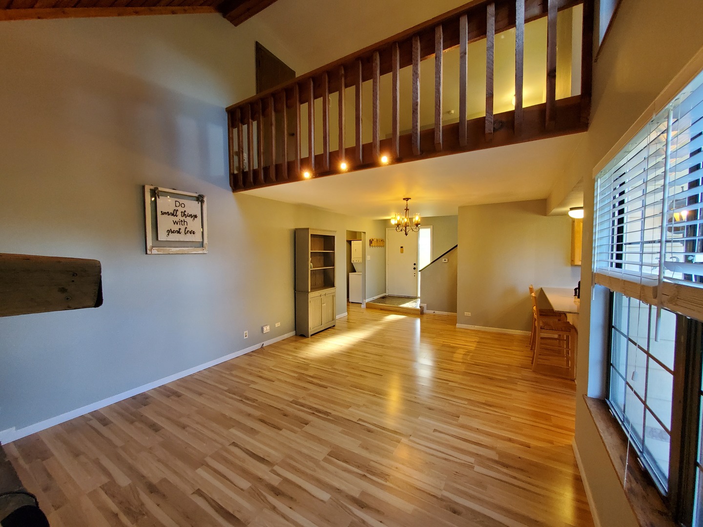 726 Chandler Road Gurnee, IL 60031 - Photo 11 of 43 a view of an entryway