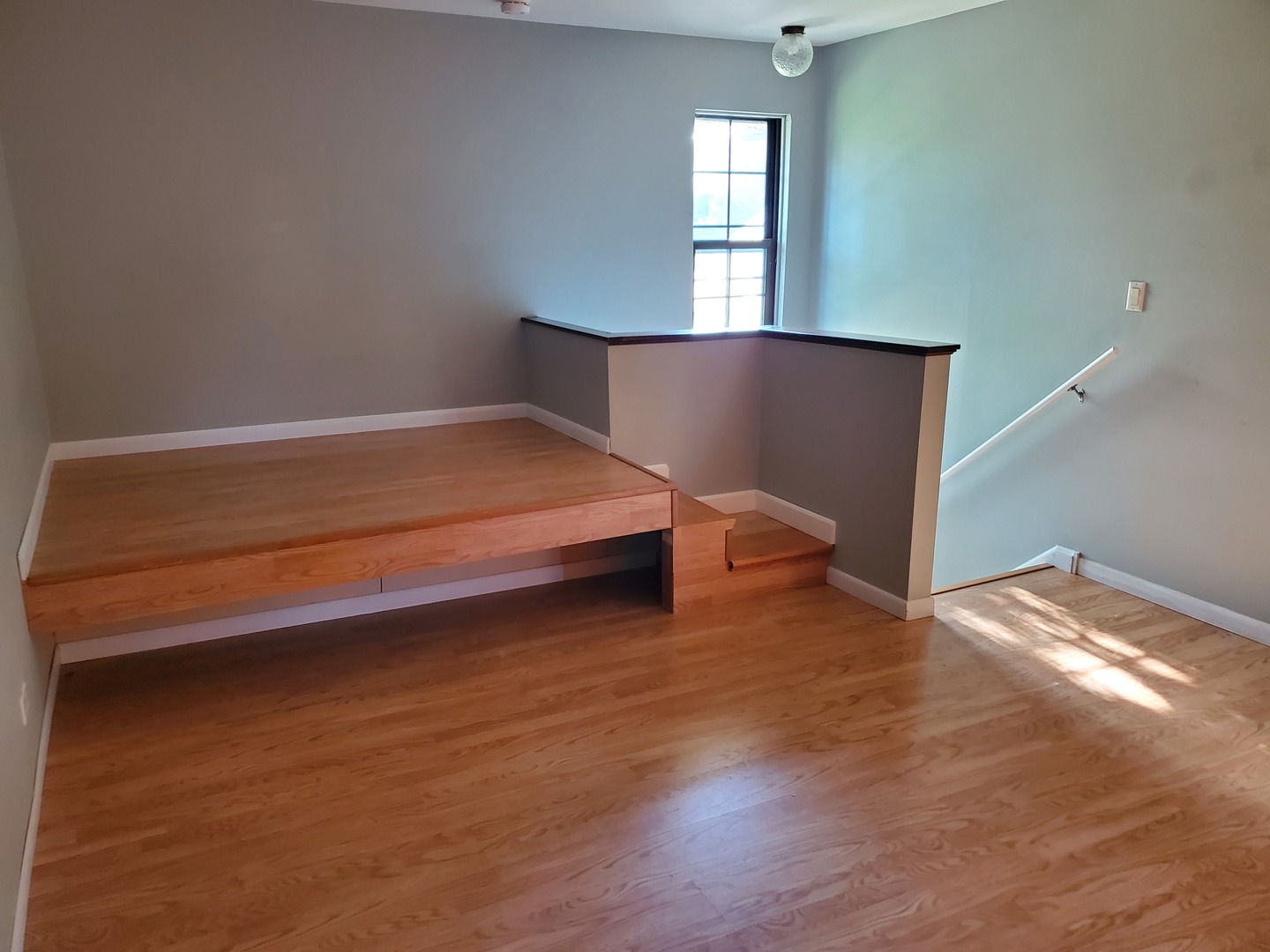 726 Chandler Road Gurnee, IL 60031 - Photo 21 of 43 a bedroom with a bed and lamp