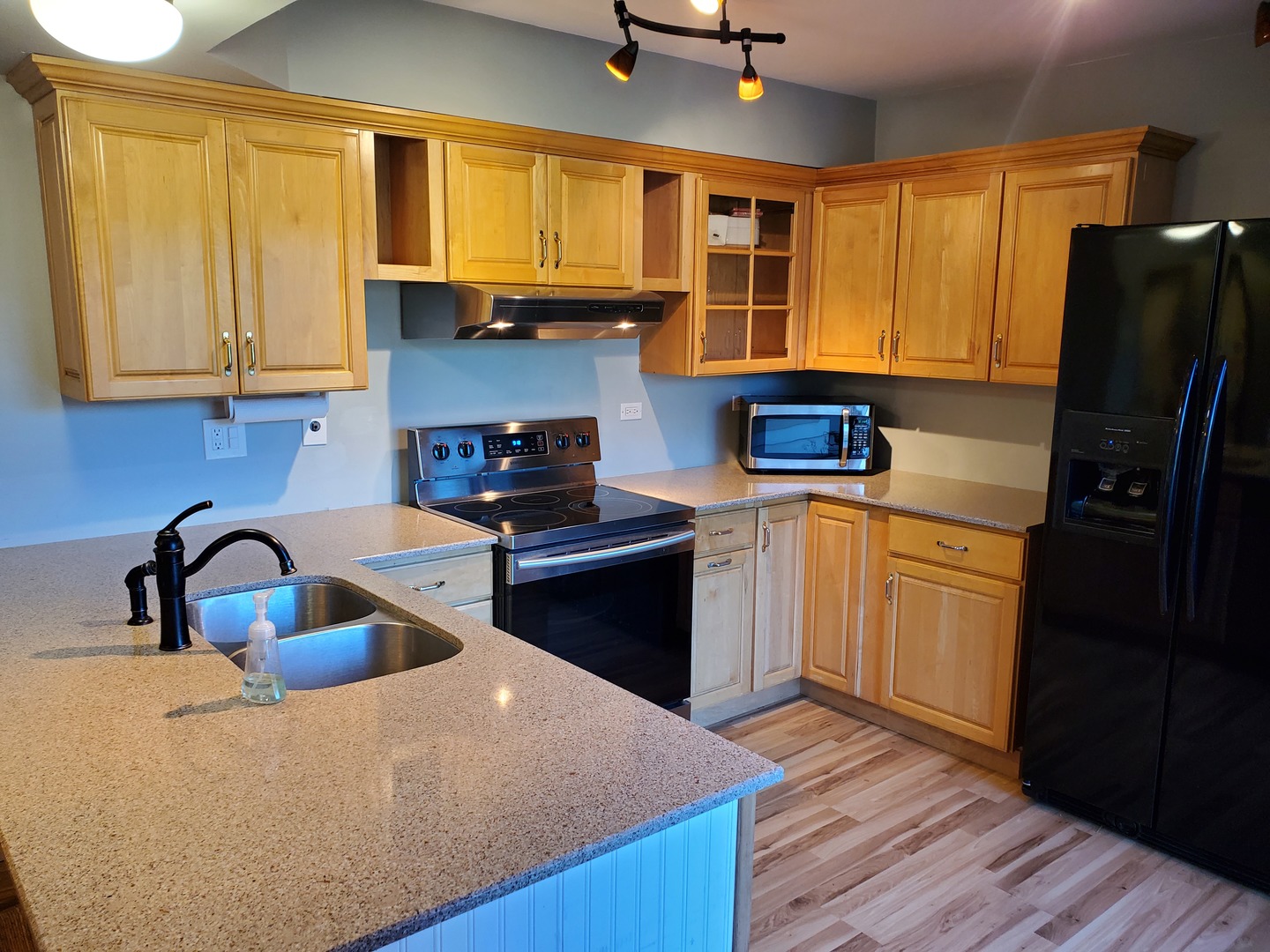 726 Chandler Road Gurnee, IL 60031 - Photo 7 of 43 a kitchen with stainless steel appliances granite countertop a sink dishwasher stove and refrigerator with wooden floor