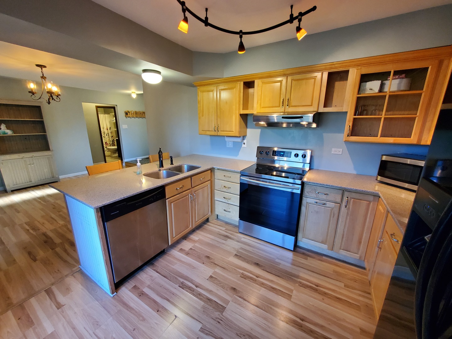 726 Chandler Road Gurnee, IL 60031 - Photo 8 of 43 a kitchen with a sink stove and cabinets