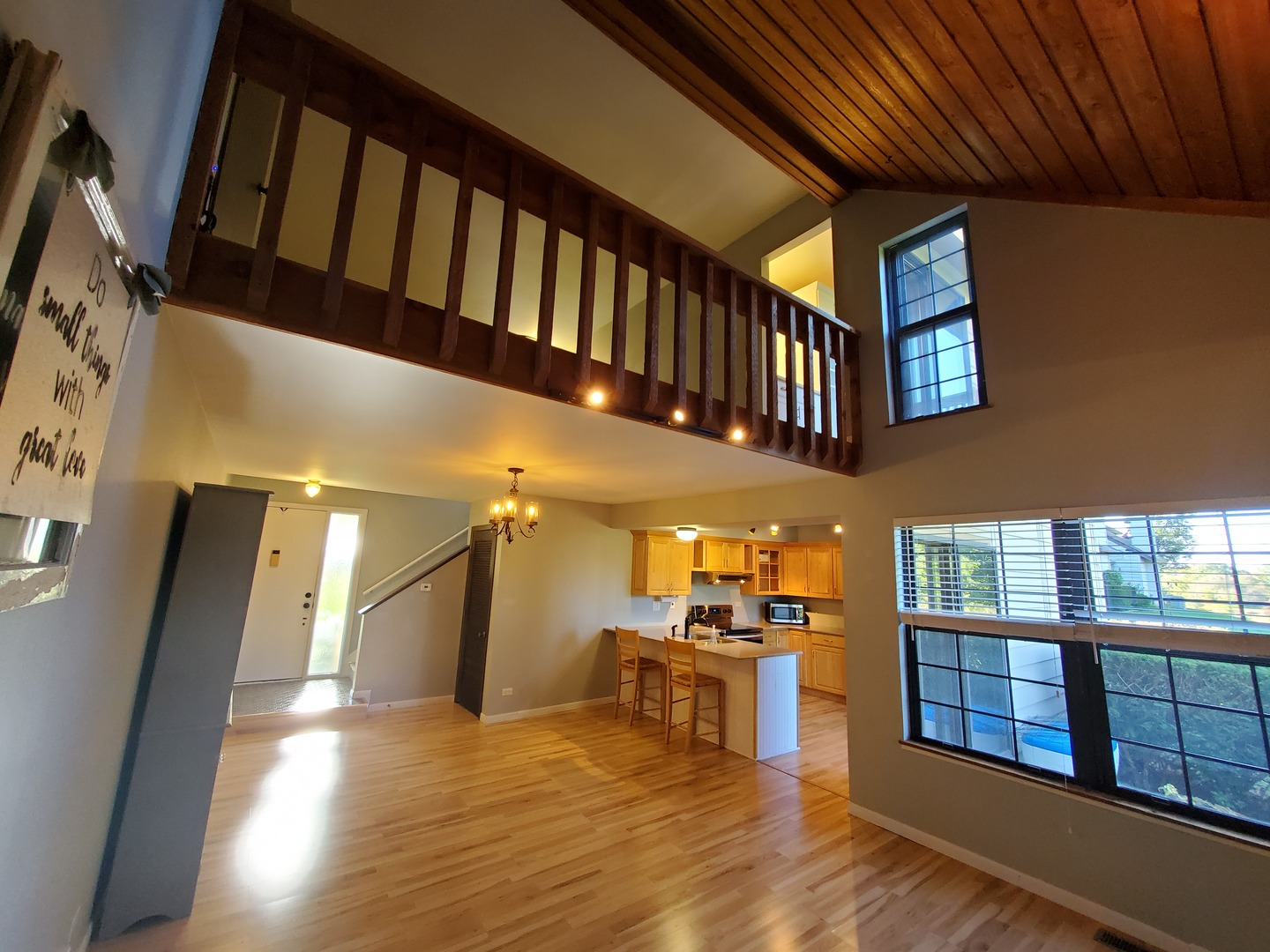 726 Chandler Road Gurnee, IL 60031 - Photo 10 of 43 a view of an entryway