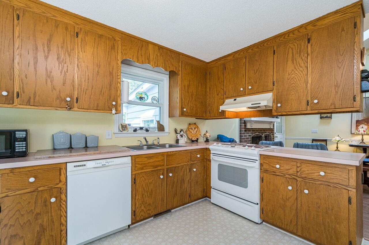 106 Riding Ridge Road Fuquay-Varina, NC 27526 - Photo 10 of 28 The efficient kitchen has plentiful cabinet space. Kitchen