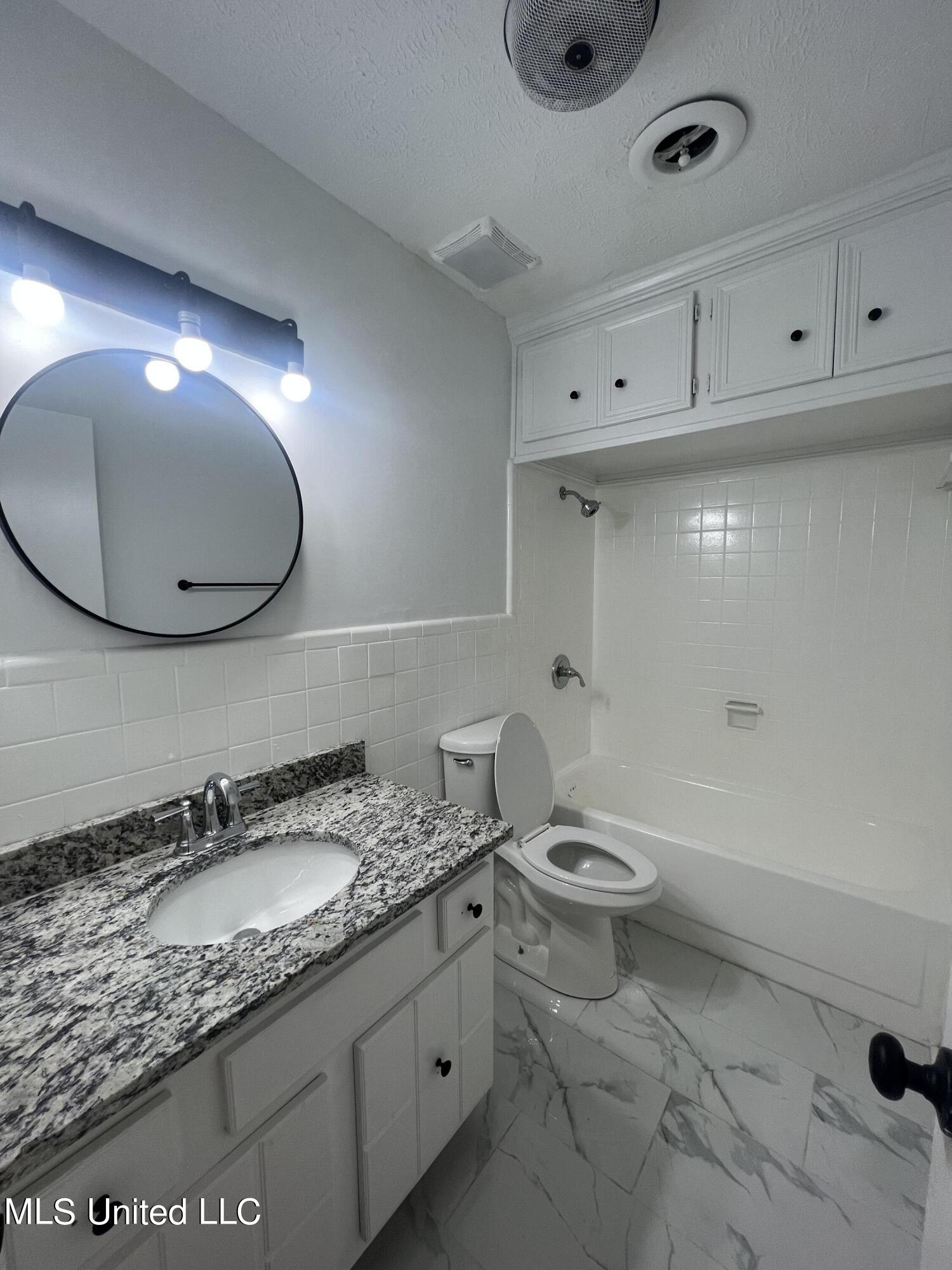 211 Nolan Circle Ridgeland, MS 39157 - Photo 15 of 32 Hall Bathroom
