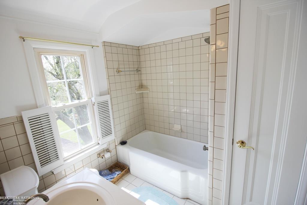 1583 Hawthorne Road Grosse Pointe, MI 48236 - Photo 20 of 30 Upper Bathroom