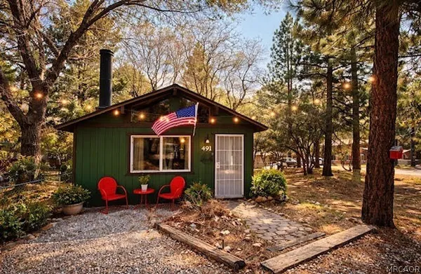 a view of a house with backyard