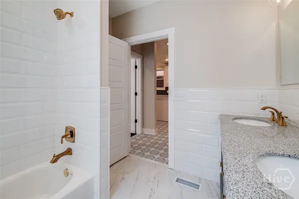 $2,400 | 905 East Park Avenue, Unit A, Savannah, GA 31401
