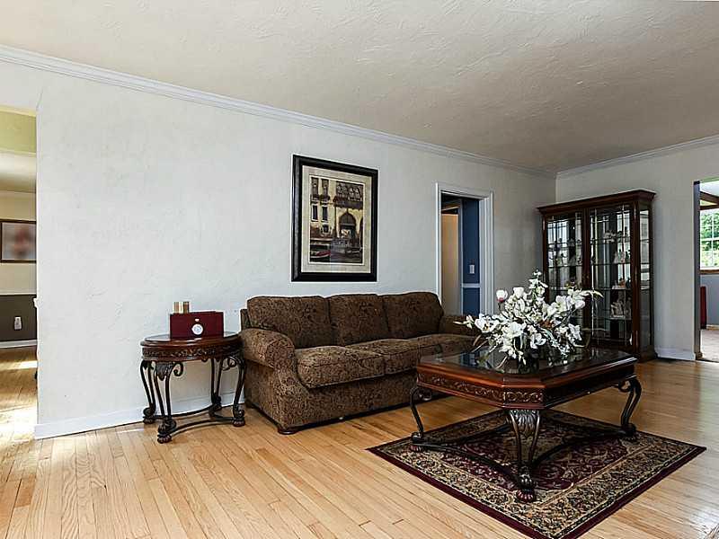 138 Thomas Road Canonsburg, PA 15317 - Photo 3 of 25 Living Room.