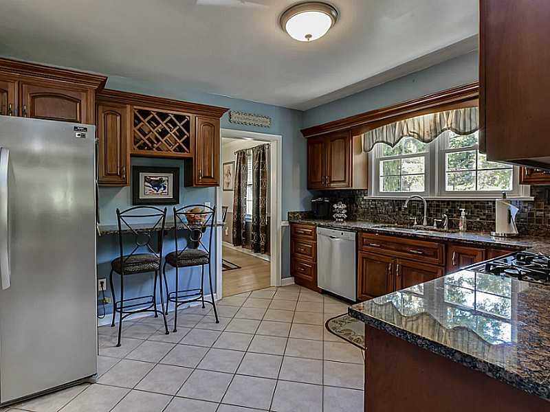 138 Thomas Road Canonsburg, PA 15317 - Photo 8 of 25 Kitchen.