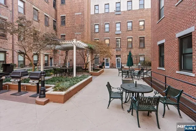 a row of benches sitting on a sidewalk next to a building