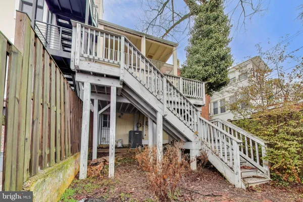 a view of a pathway with a house