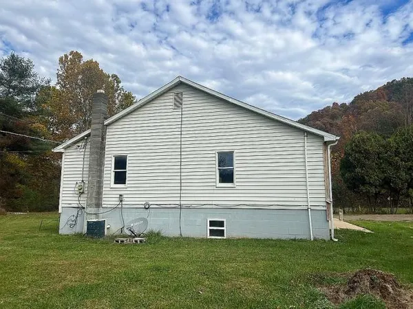 $279,900 | 23875 Goosecreek Road, South Bloomingville, OH 43152