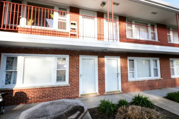 $130,000 | 1109 Holiday Lane, Unit 2, Des Plaines, IL 60016