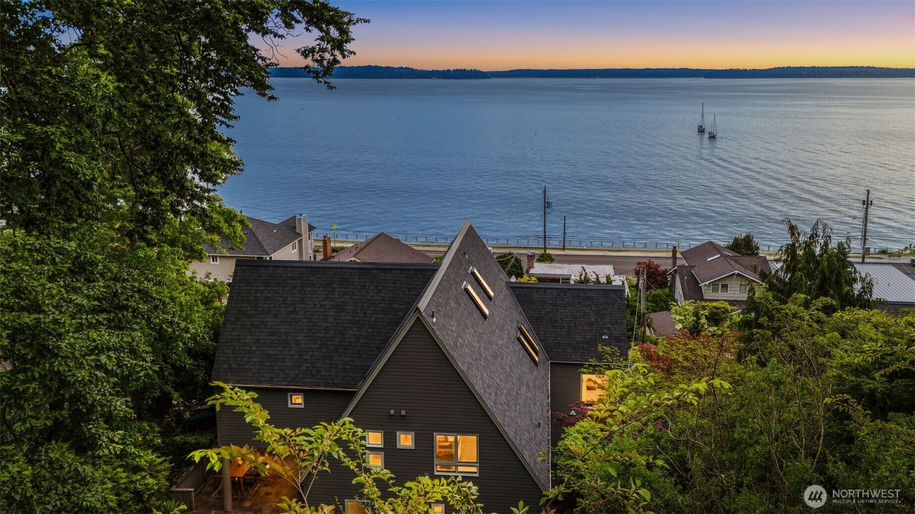 4622 57th Avenue Southwest Seattle, WA 98116 - Photo 2 of 36