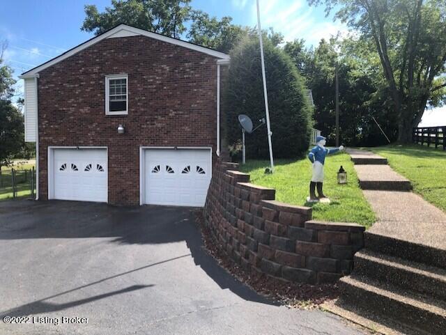 184 Colt Run Road Simpsonville, KY 40067 - Photo 8 of 37 Retaining wall