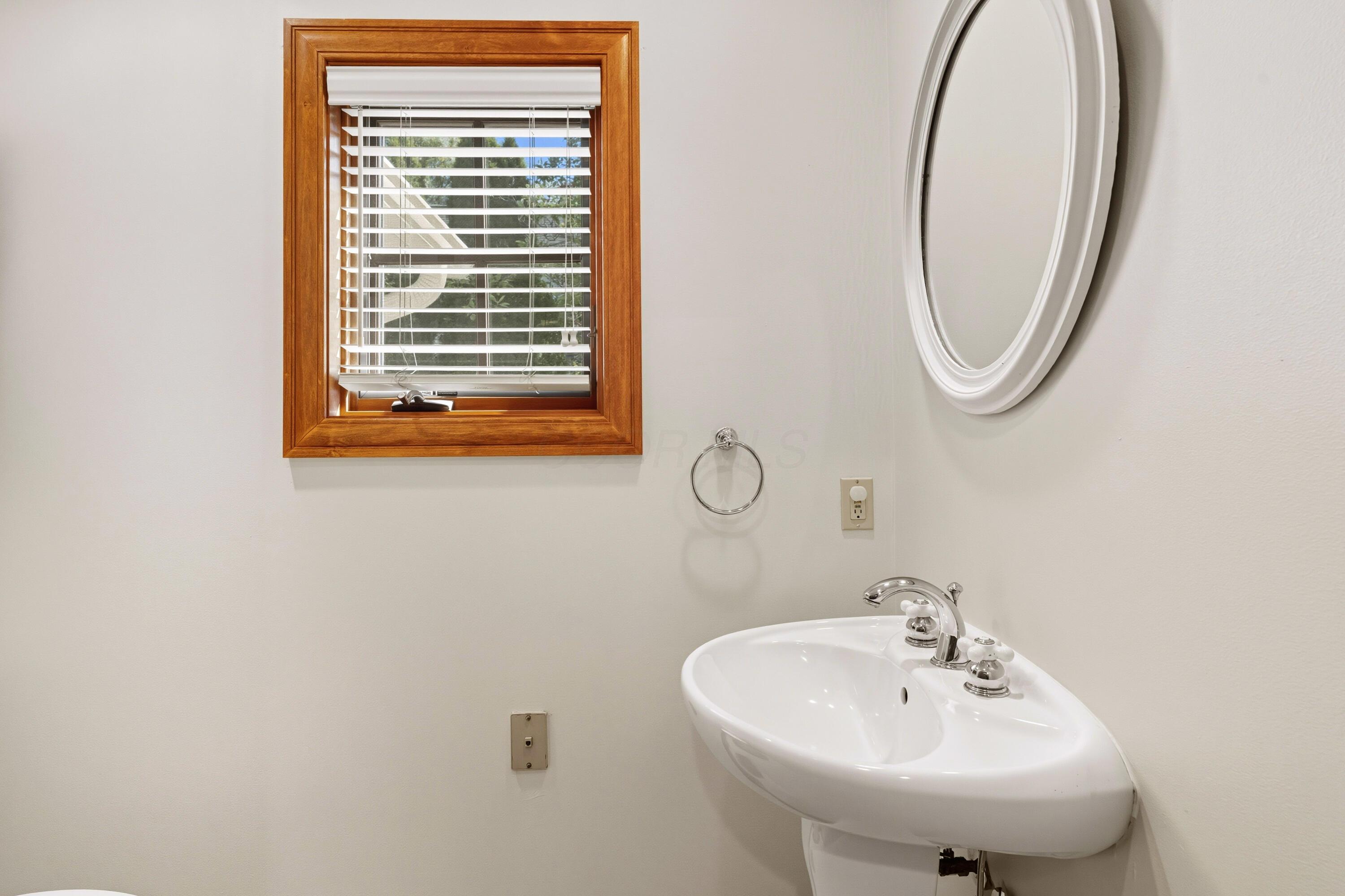 2197 Sheringham Road Columbus, OH 43220 - Photo 26 of 78 Main Level Full Bathroom