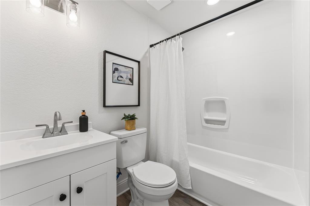 815 Garrison Street Waco, TX 76704 - Photo 24 of 36 a bathroom with a toilet a sink and a bathtub