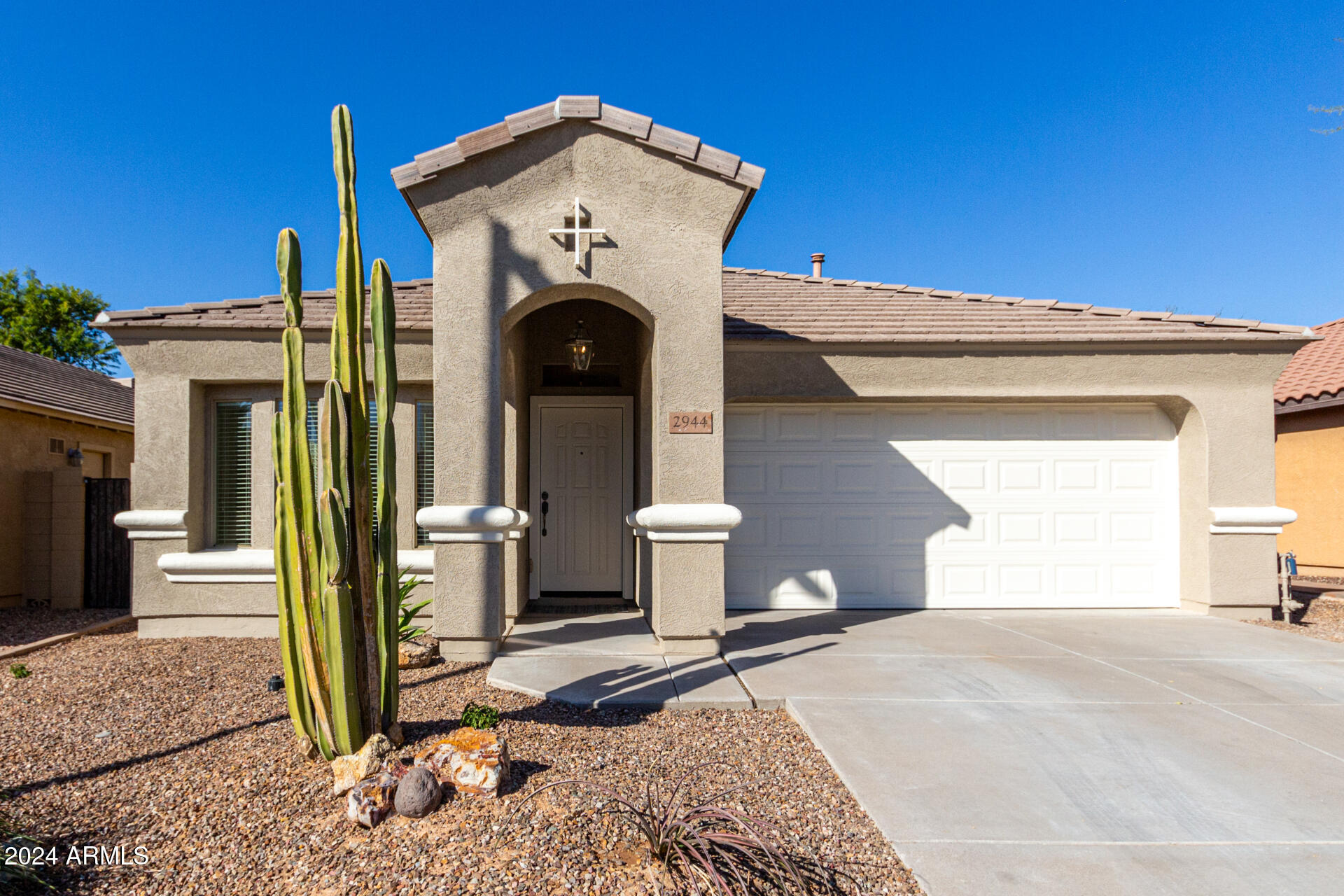 2944 East Shady Spring Trail Phoenix, AZ 85024 - Photo 2 of 32 01 - Shady