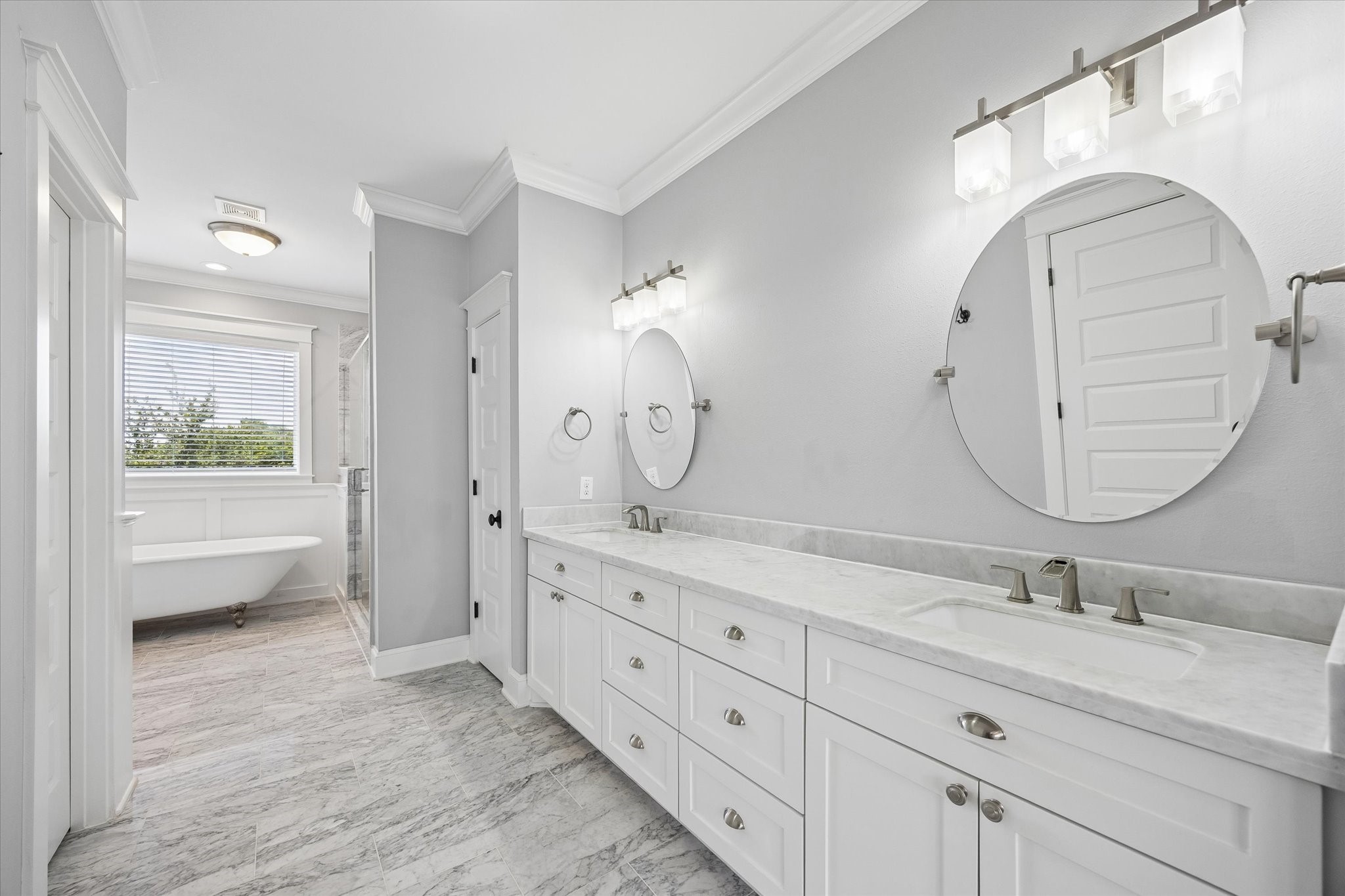 415 West 16th Street, Unit D Houston, TX 77008 - Photo 28 of 41 Primary bathroom