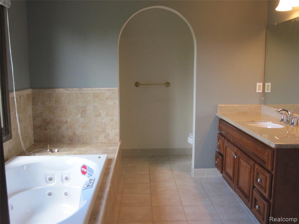 396 Shellbourne Drive Rochester, MI 48309 - Photo 10 of 14