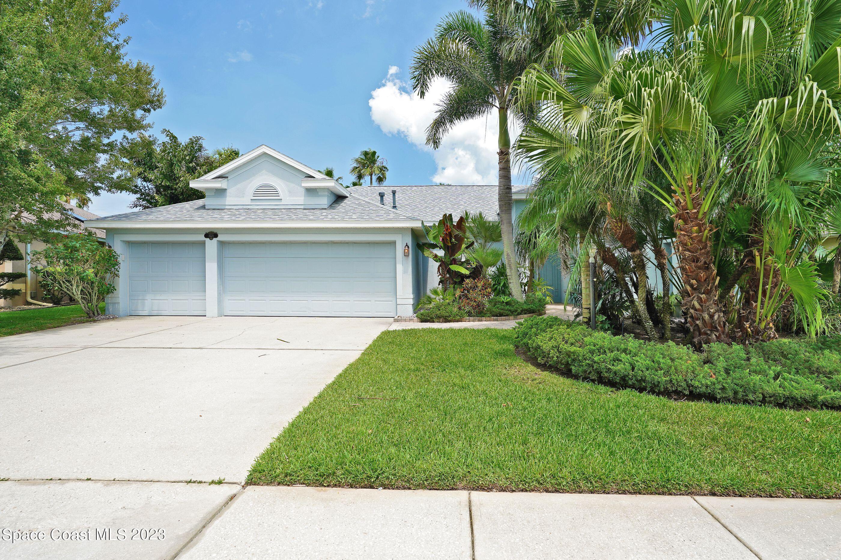 a view of front a house with a yard