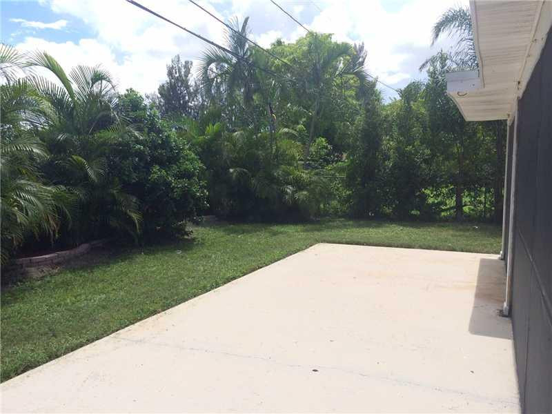317 Masters Road Palm Springs, FL 33461 - Photo 17 of 19 Yard/Garden