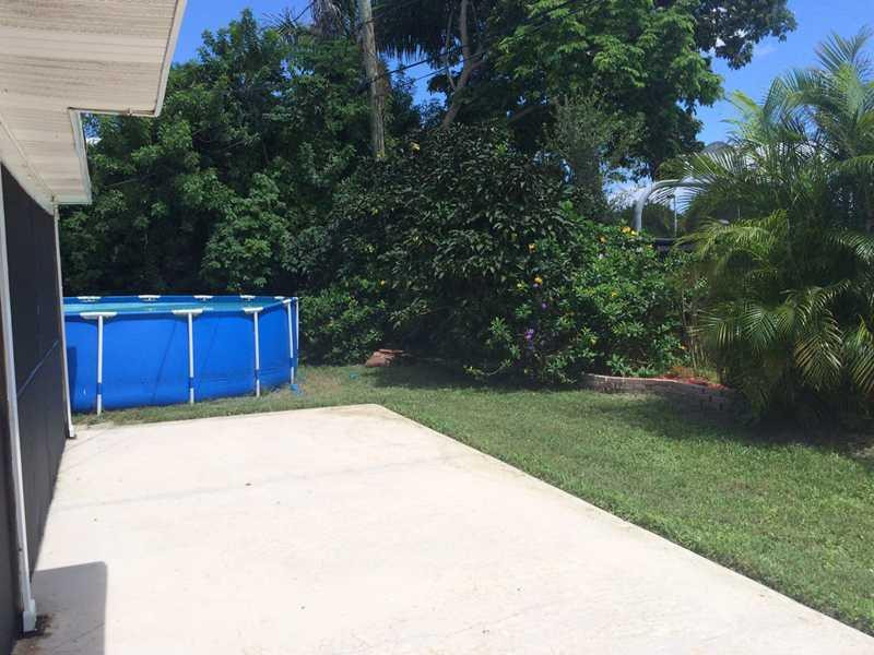 317 Masters Road Palm Springs, FL 33461 - Photo 18 of 19 Yard/Garden