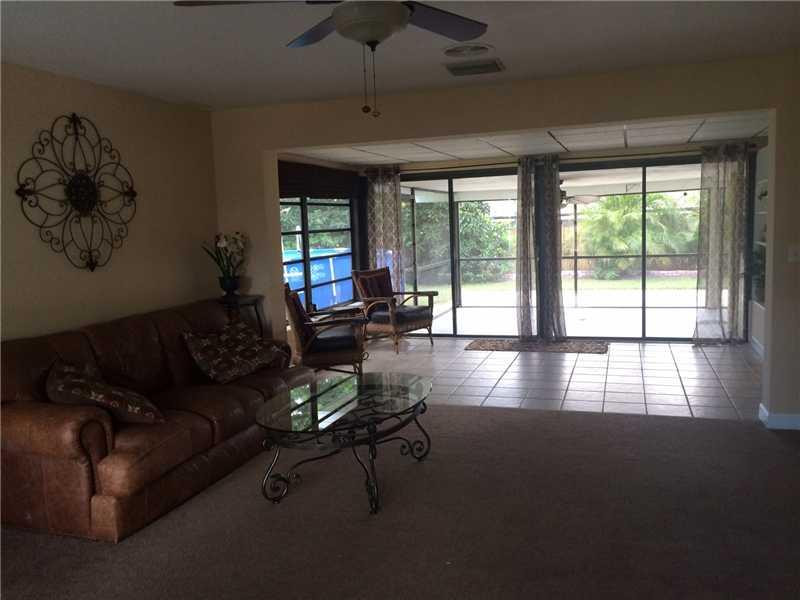 317 Masters Road Palm Springs, FL 33461 - Photo 7 of 19 Living Room