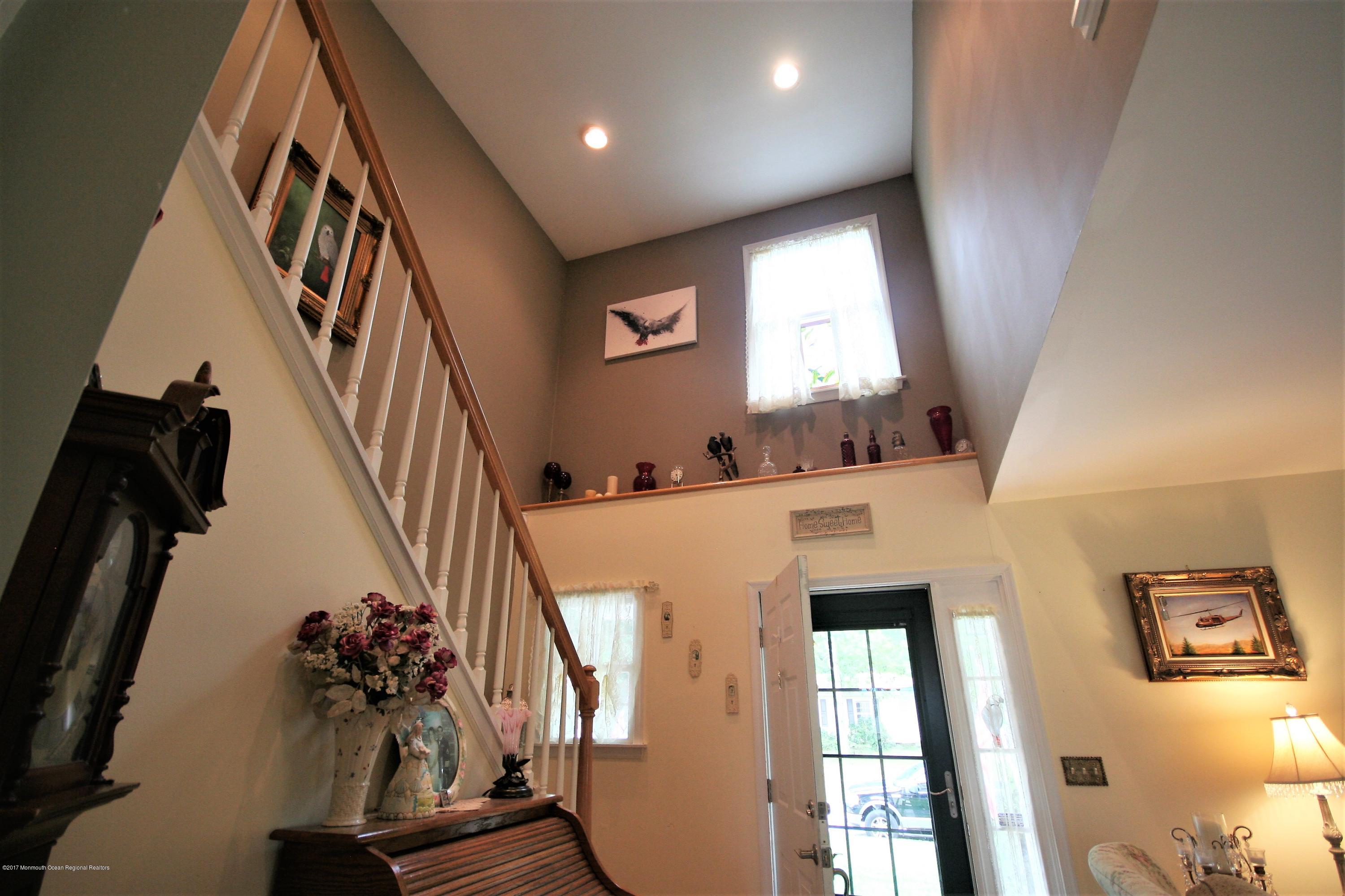116 Torpedo Road Manahawkin, NJ 08050 - Photo 3 of 25 Entry foyer