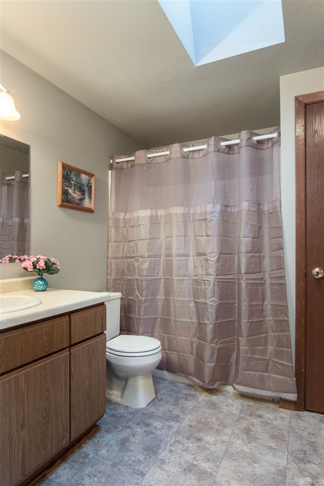 983 Winborne Road Lake Summerset, IL 61019 - Photo 13 of 22 a bathroom with a sink toilet and shower