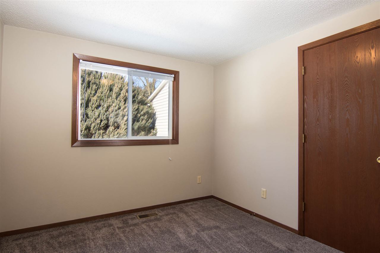 983 Winborne Road Lake Summerset, IL 61019 - Photo 21 of 22 an empty room with a window