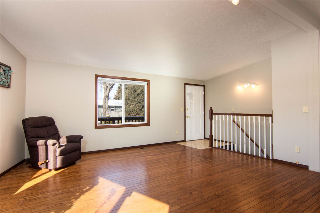 983 Winborne Road Lake Summerset, IL 61019 - Photo 3 of 22 a view of a livingroom with furniture window and wooden floor