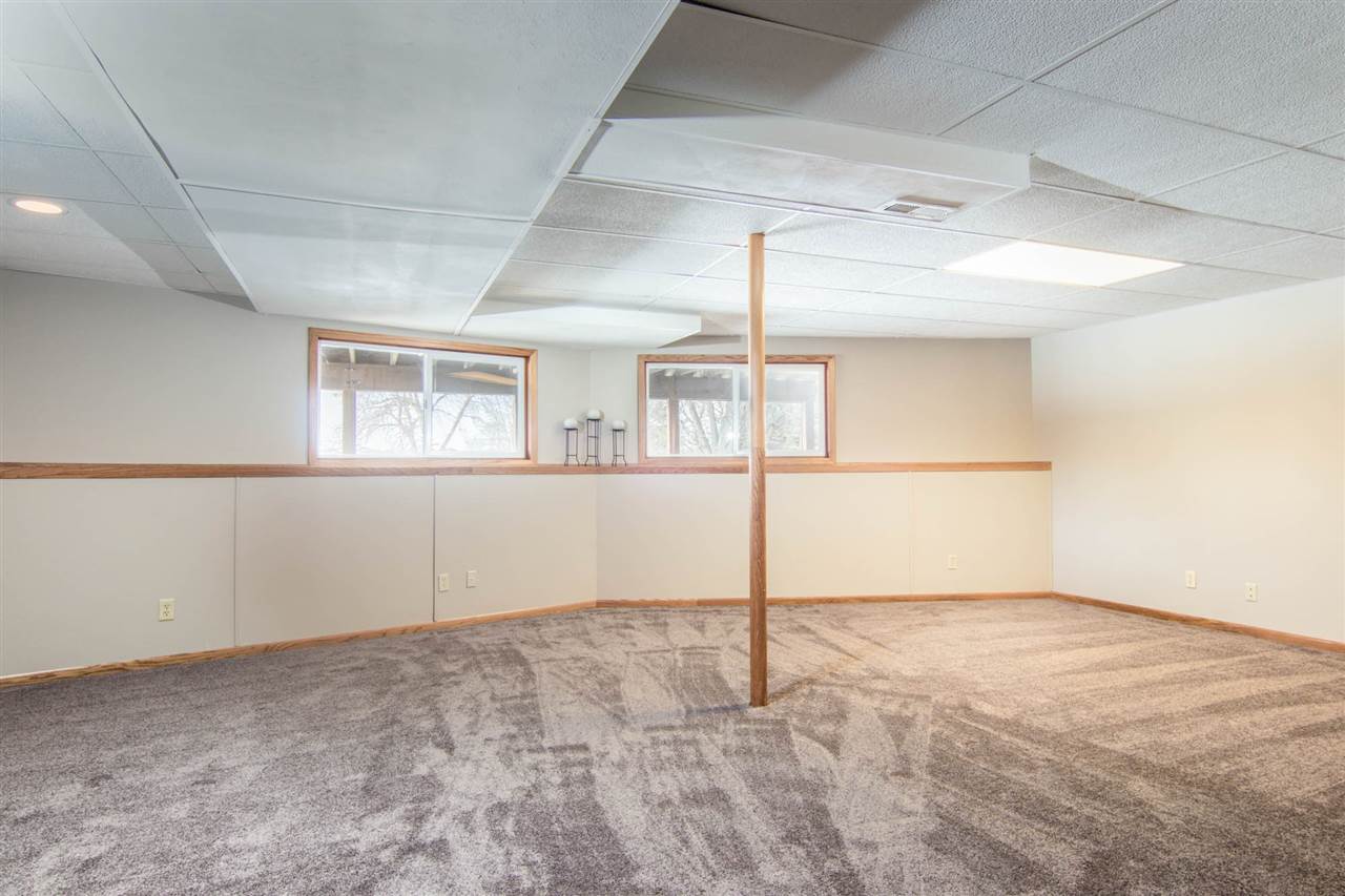 983 Winborne Road Lake Summerset, IL 61019 - Photo 9 of 22 an empty room with windows