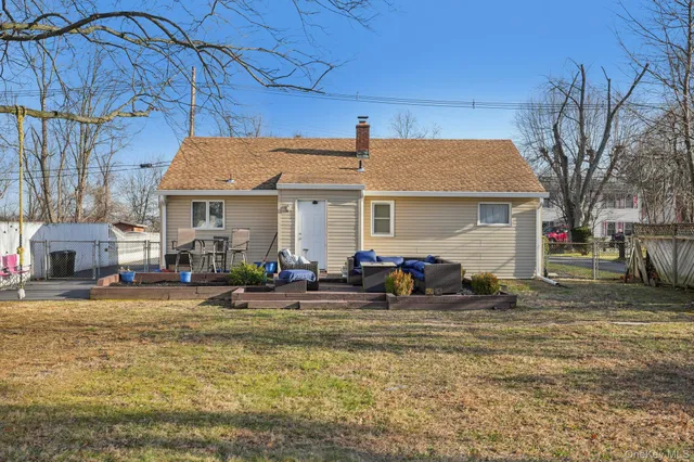a view of big yard with a house