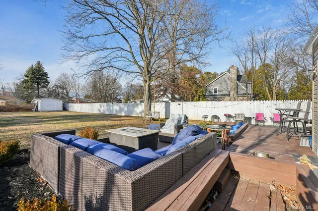 a picture of a wall with a white wall