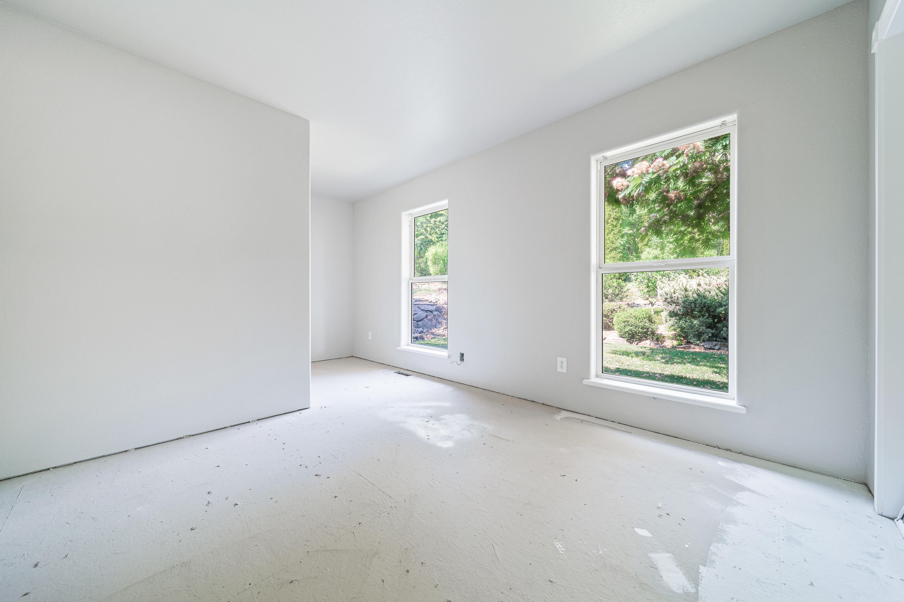 925 Anderson Creek Road Talent, OR 97540 - Photo 22 of 52 an empty room with windows