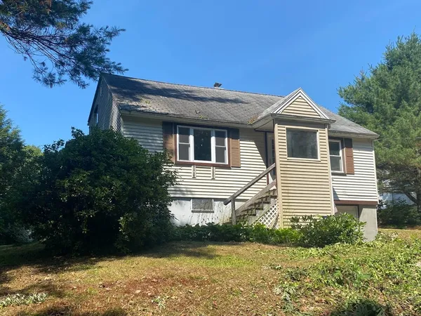 $285,000 | 6 Oak Drive, Oxford, MA 01537