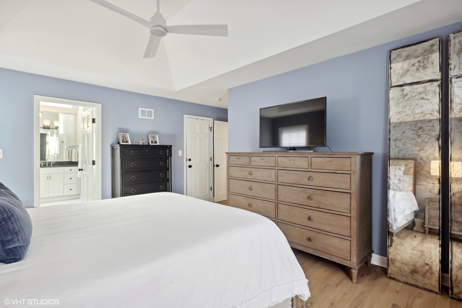 853 Seminary Circle Glen Ellyn, IL 60137 - Photo 18 of 26 a bedroom with a bed and a dresser