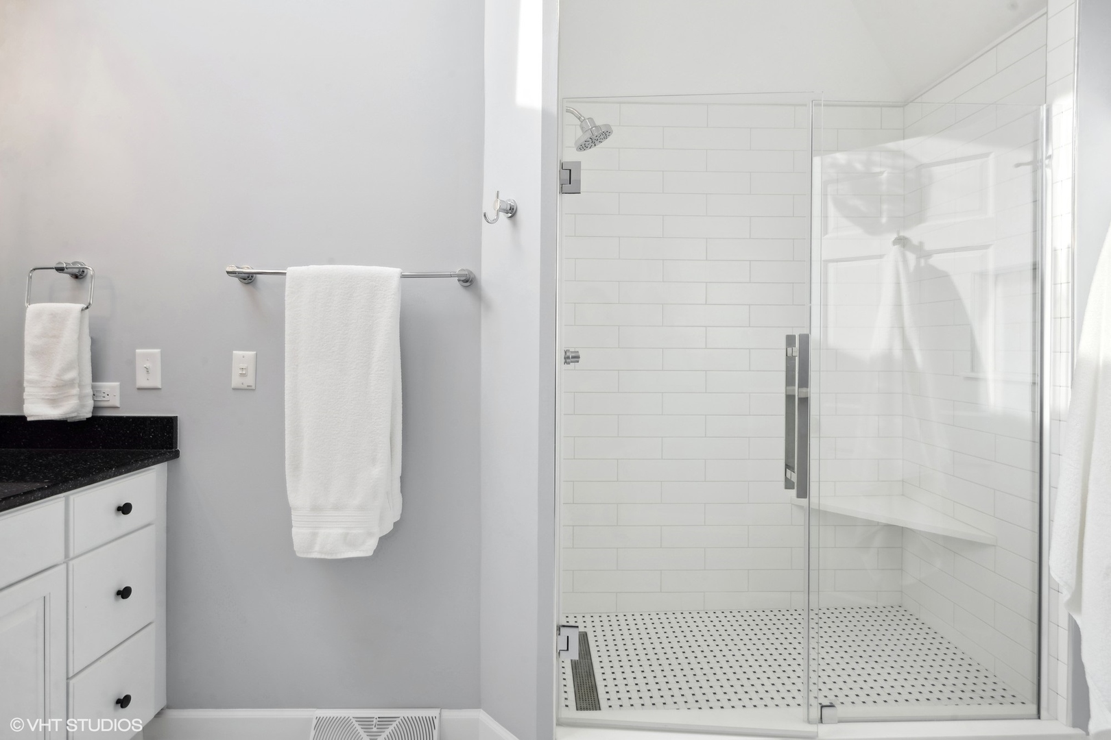 853 Seminary Circle Glen Ellyn, IL 60137 - Photo 20 of 26 a bathroom with a bathtub and shower