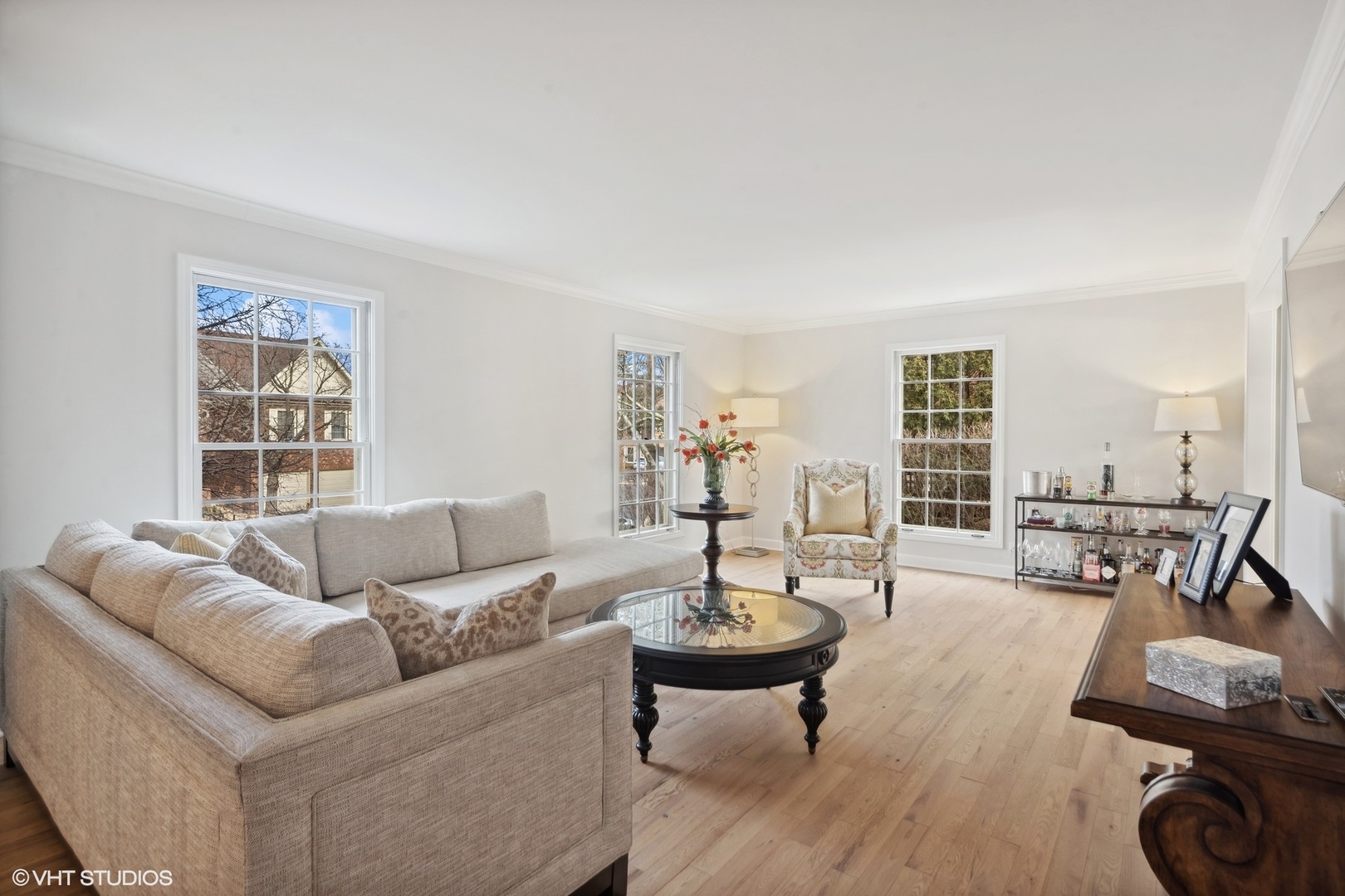 853 Seminary Circle Glen Ellyn, IL 60137 - Photo 2 of 26 a living room with furniture a rug and a table