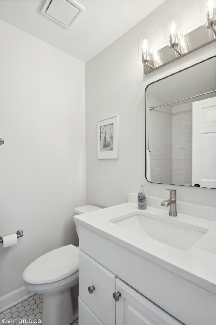 853 Seminary Circle Glen Ellyn, IL 60137 - Photo 23 of 26 a bathroom with a toilet a sink and mirror