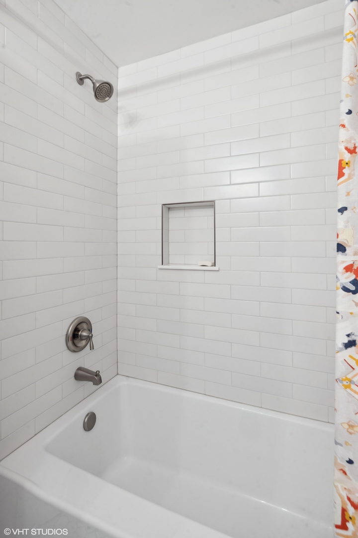 853 Seminary Circle Glen Ellyn, IL 60137 - Photo 24 of 26 a bathroom with a bathtub