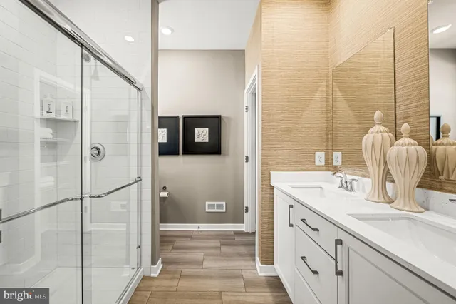 a en suite spacious bathroom with a shower and view of bathroom