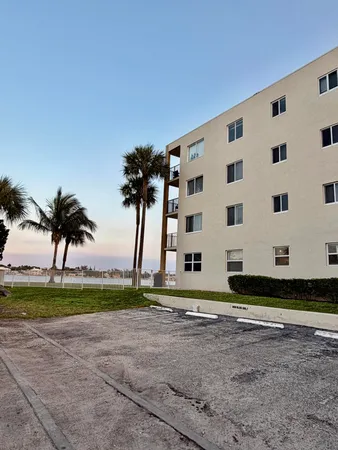 $3,000 | 300 Croton Avenue, Unit 202, Lantana, FL 33462