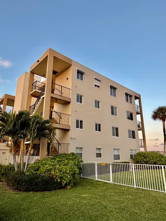 $3,000 | 300 Croton Avenue, Unit 202, Lantana, FL 33462
